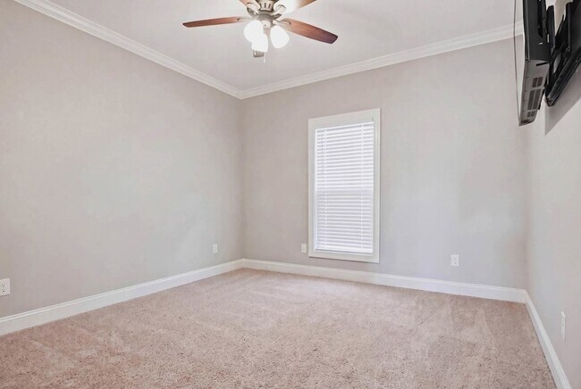 Building Photo - 128 Thistledown Dr