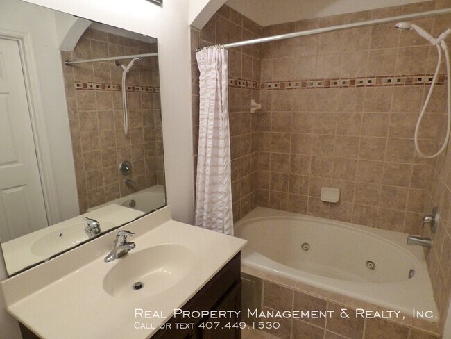 Building Photo - 3 BR / 2.5 BA Townhouse In Avalon Park
