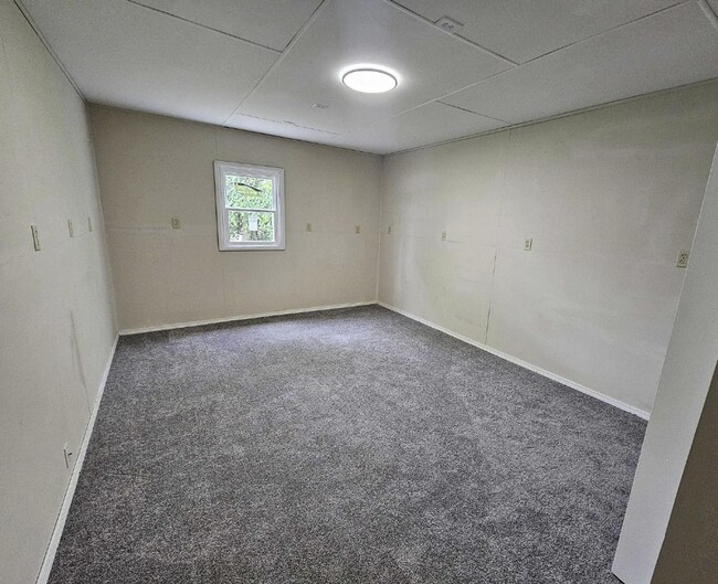 Building Photo - Newly Renovated 3 Bedroom