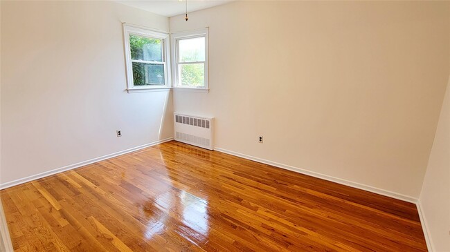 Building Photo - 250 Maple Pl