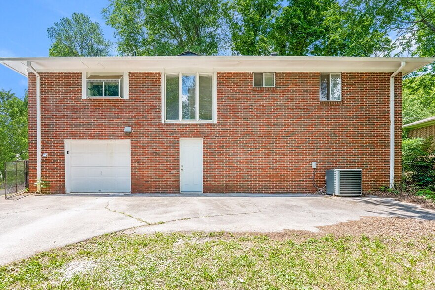 Building Photo - 1124 Little John Ln