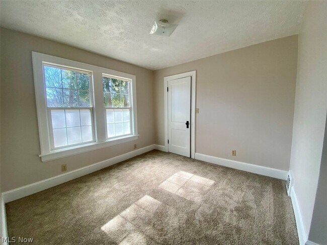 Building Photo - 623 Doris Ave