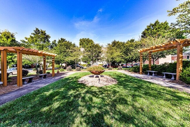 Building Photo - Gorgeous 3 Bedroom Townhome in Davidson