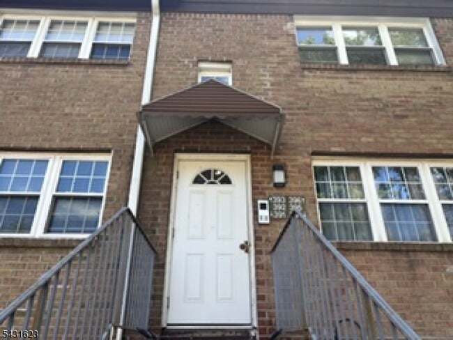 Building Photo - 392 College Dr