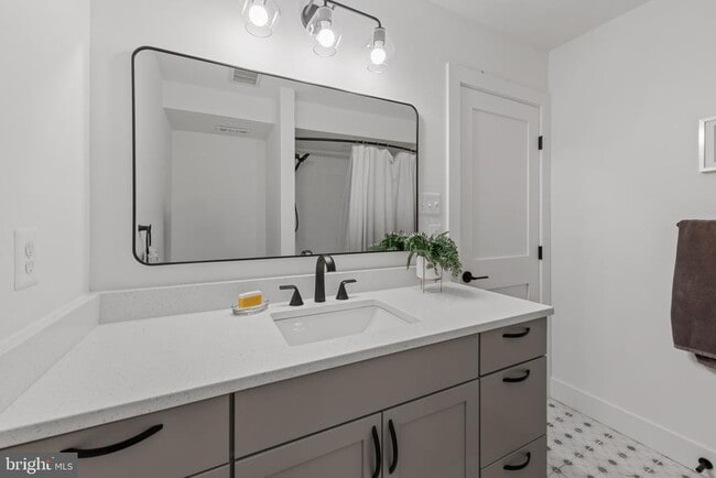 Building Photo - 3921 Roland Ave