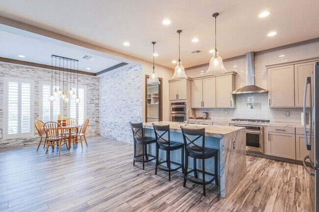 Building Photo - Stunning 5Bed/4.5 Bath home located in a prestigious guard gated community of Reverence in Summerlin