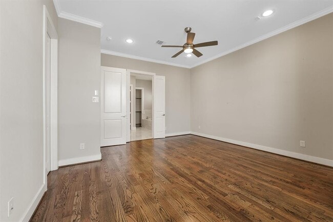 Building Photo - 5815 E Post Oak Ln
