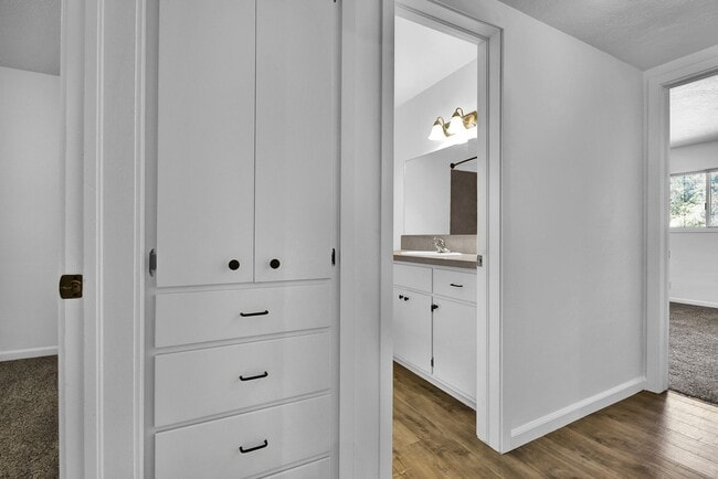 Building Photo - Wonderful newely updated downtown condo