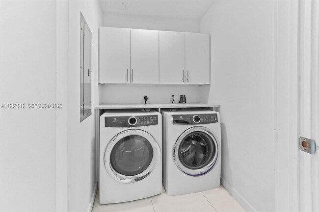 Building Photo - 851 NE 1st Ave