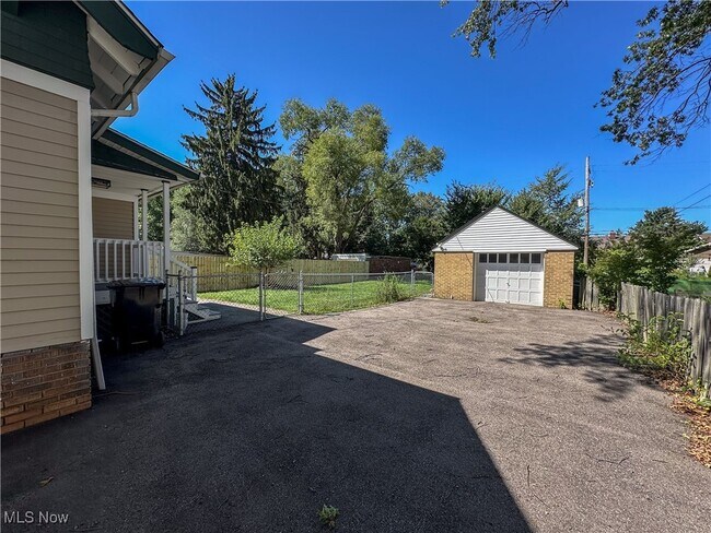 Building Photo - 3942 W 160th St