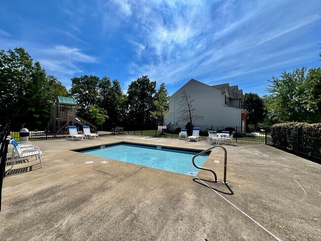Building Photo - Large executive home in pool community Mas...