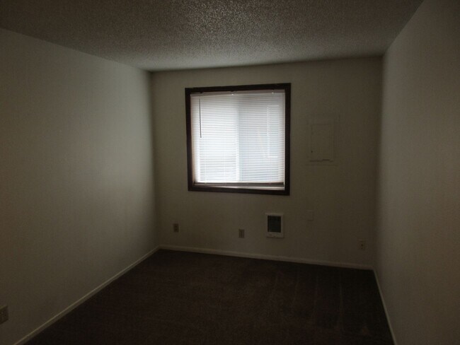 Building Photo - Two Bedroom Apartment Close to Downtown