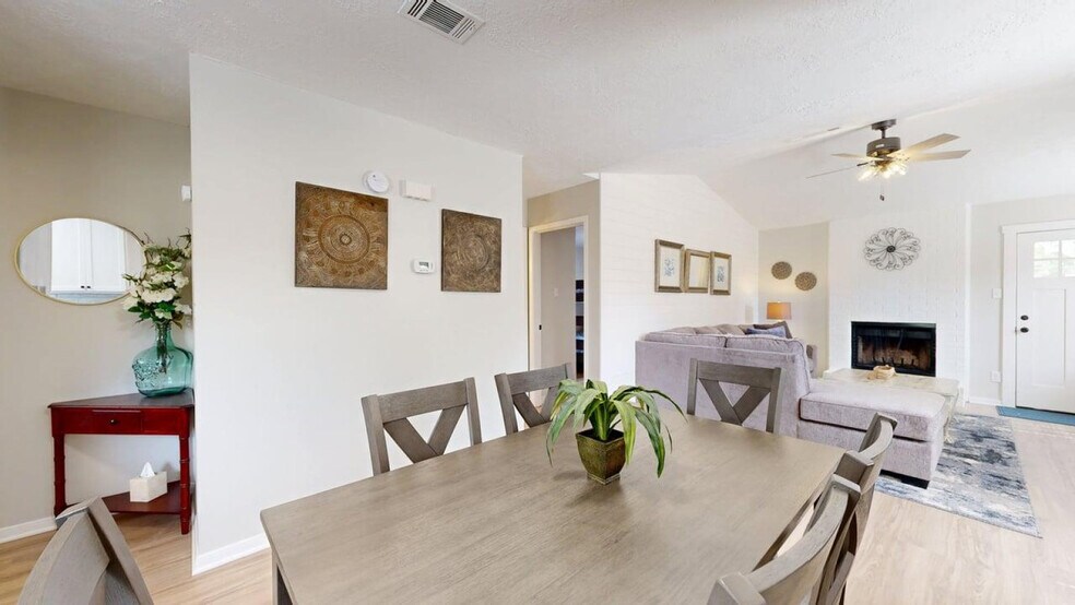 Building Photo - 608 Navarro Dr