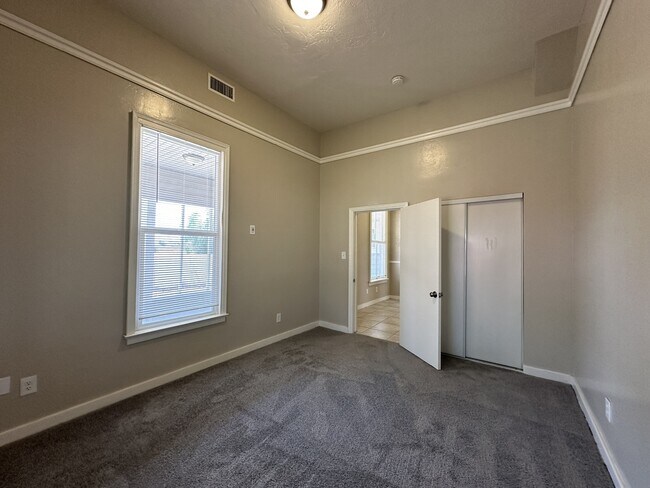 Building Photo - 1340 S Kirby St