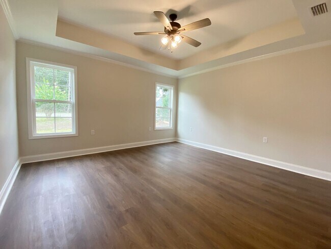 Building Photo - 4 bedrooms, 2 baths in Hahira/North Lowndes County. Fenced in Backyard! LVP THROUGHOUT!