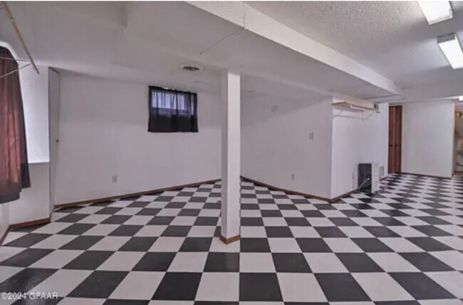 Building Photo - Adorable Single Family Home - 3 bedroom/1 bathroom!