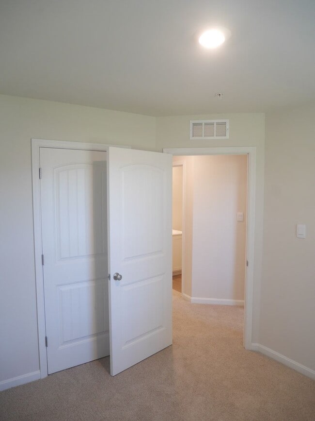 Building Photo - Modern End-Unit Townhouse in Sassafras Mea...