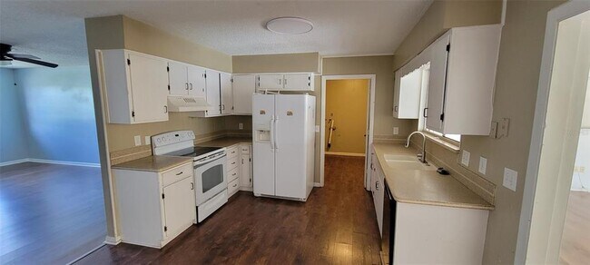 Building Photo - 1425 NE Old Mill Dr