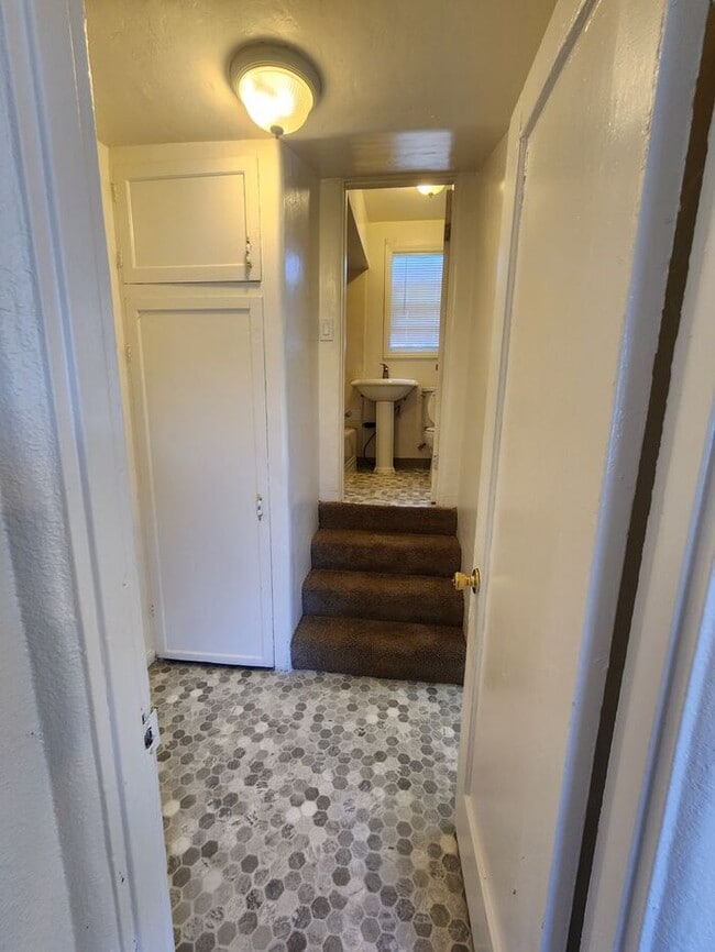 Building Photo - Charming 1bdr cottage with huge yard and garage!