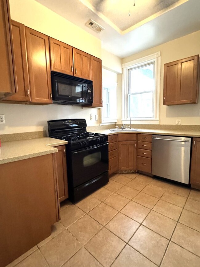 Building Photo - Centrally Located 2 BR Townhouse with Den/...