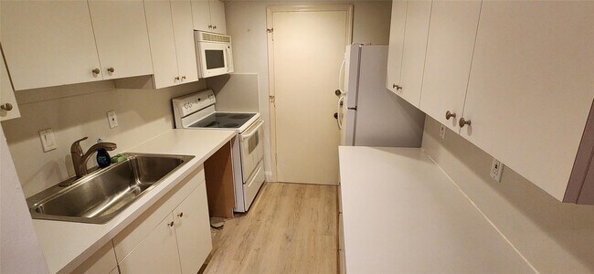 Building Photo - 2190 NE 68th St