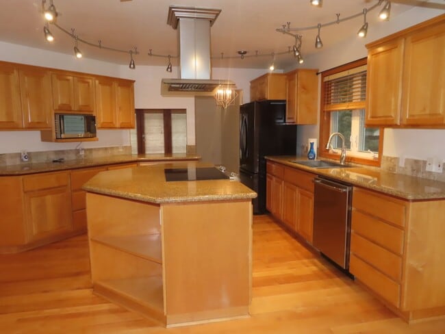 Building Photo - Beautiful home in Ferry St Bridge Area. 3 bedroom / 2 bath! Apply Now!