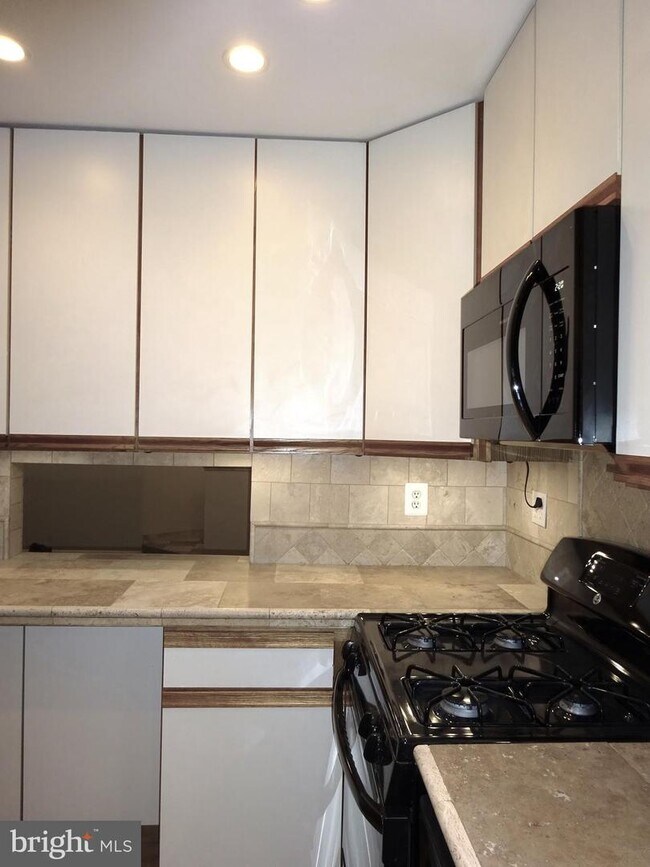 Building Photo - 5801 Cove Landing Rd