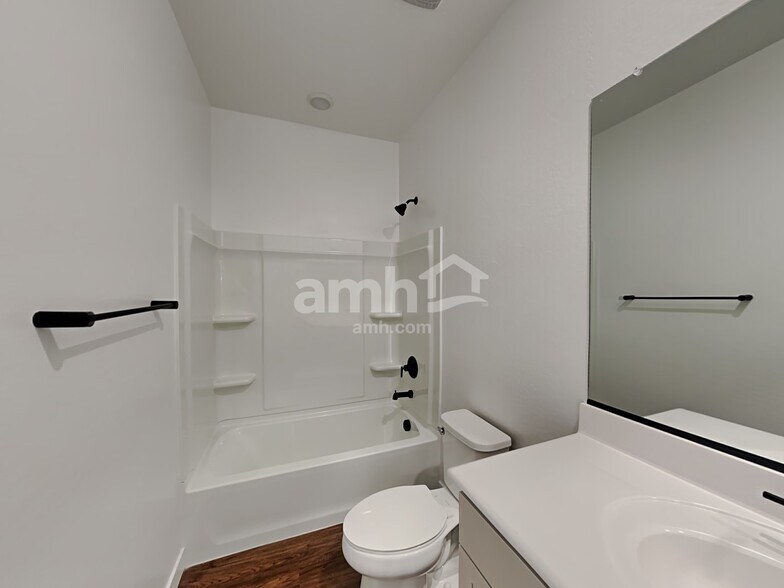 Building Photo - 4019 S 105th Dr