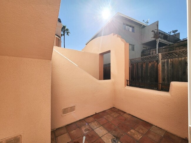 Building Photo - Spacious 3 bedroom condo