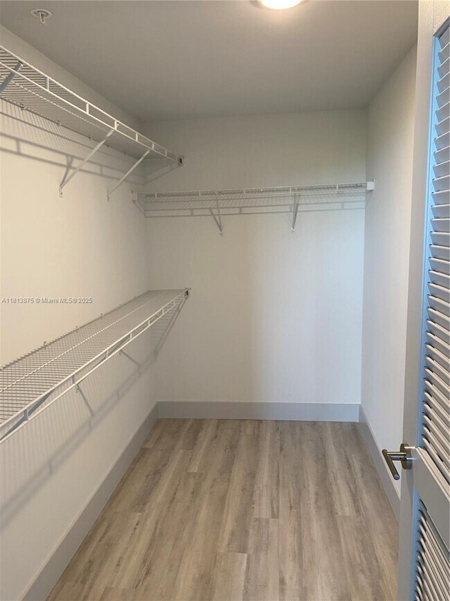 Building Photo - 9000 Ramblewood Dr