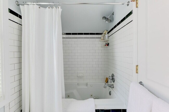 Building Photo - 5000 Bromley Ln