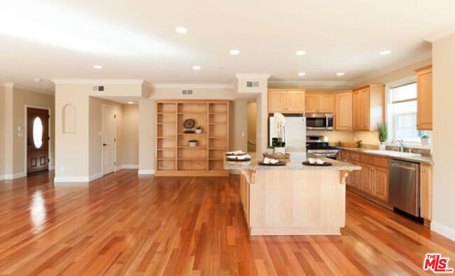 Building Photo - 826 Main St