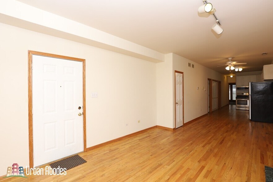 Building Photo - 920 N Paulina St
