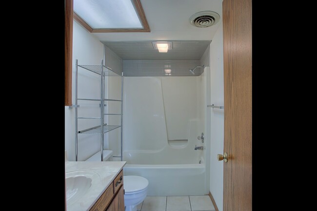 Building Photo - 2 Bedroom, 1.5 Bathroom Condo (AVAILABLE S...