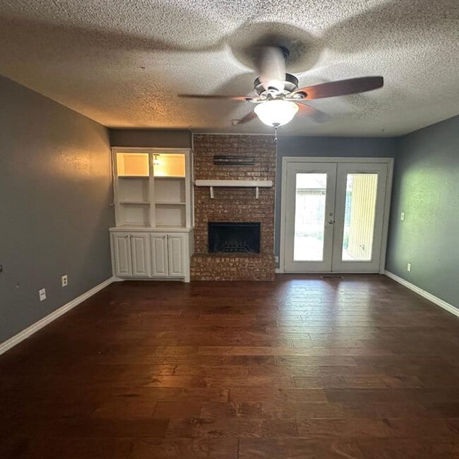 Building Photo - 6928 Woodlake Dr