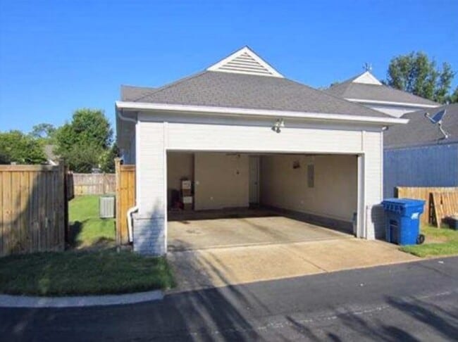 Building Photo - 1220 Misty Isle Dr