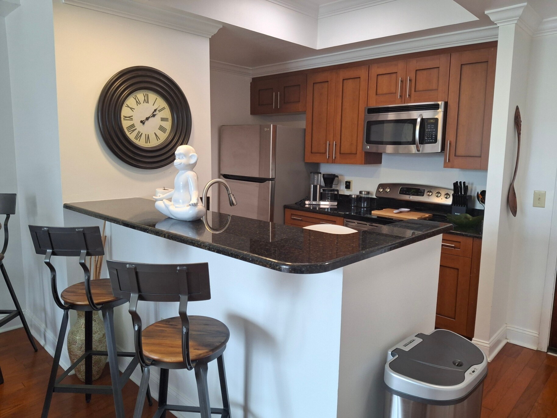 Building Photo - 300 W 5th St