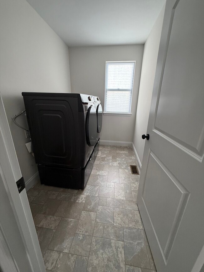 Building Photo - 156 Far Meadow Dr