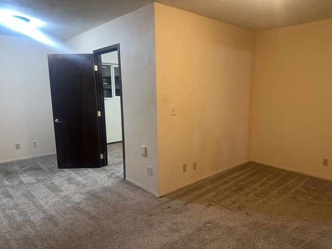 Building Photo - Pet-Friendly AMAZING Home Close To Town, Yet Private And Peaceful!