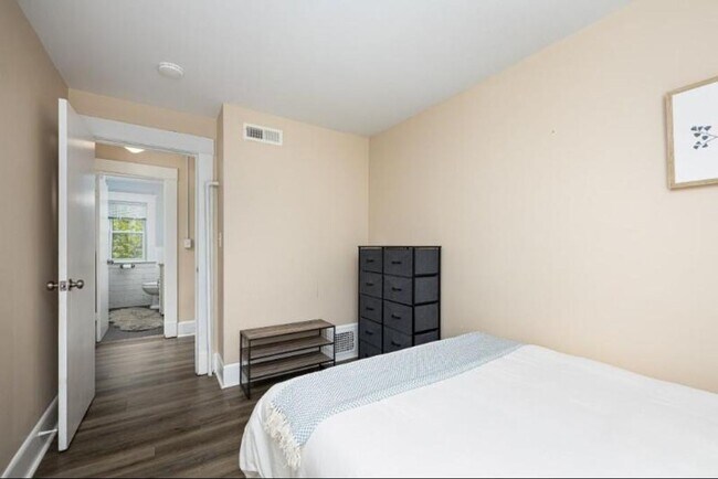Building Photo - Walk to Downtown Ann Arbor - 3 bed/2 bath