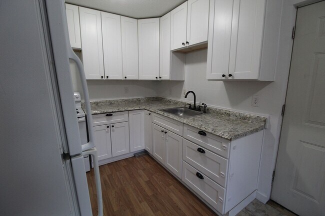 Building Photo - 623 E Sanson Ave