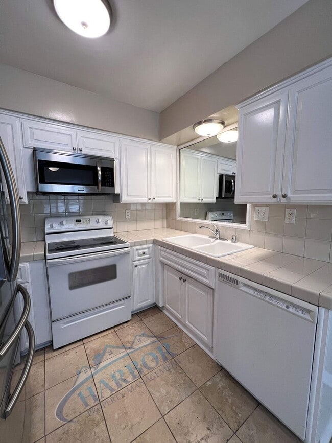 Building Photo - Beachside Charm – 2 Bed, 2 Bath.