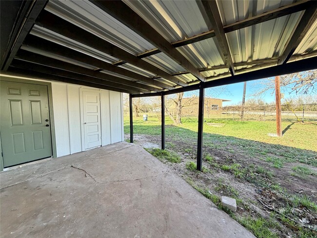 Building Photo - 100 Shady Oaks Ln