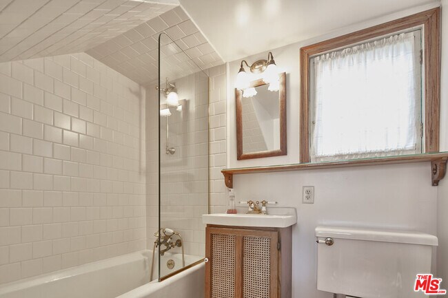 Building Photo - 453 Rialto Ave