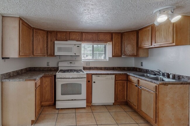 Building Photo - CLEAN CUTE SOUTH VALLEY 2 Bedroom 1 Bath