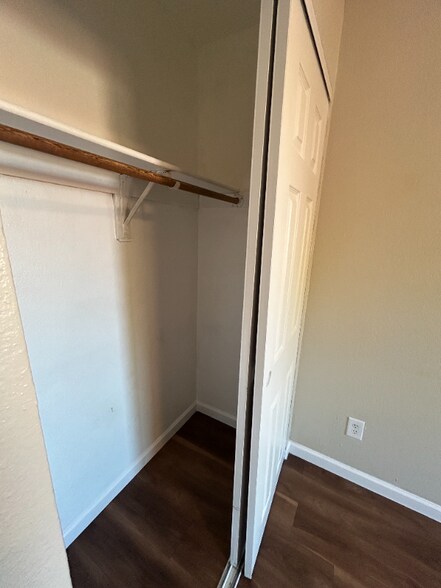 Building Photo - 3953 N Palm Grove Dr