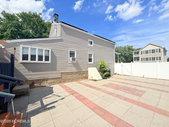 Building Photo - 503 Dock St