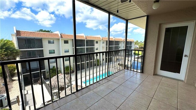 Building Photo - Top-Floor 2/2 Condo in Prime Bonita Locati...