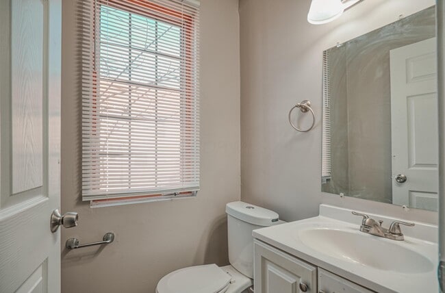 Building Photo - 921 Miller Ave