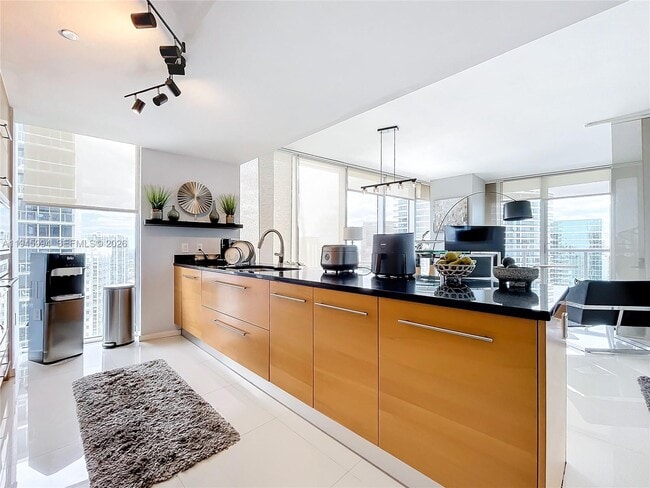 Building Photo - 475 Brickell Ave